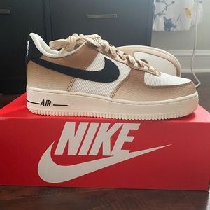 Women’s size 8.5 (Men 7) Nike Air Force 1 ‘07